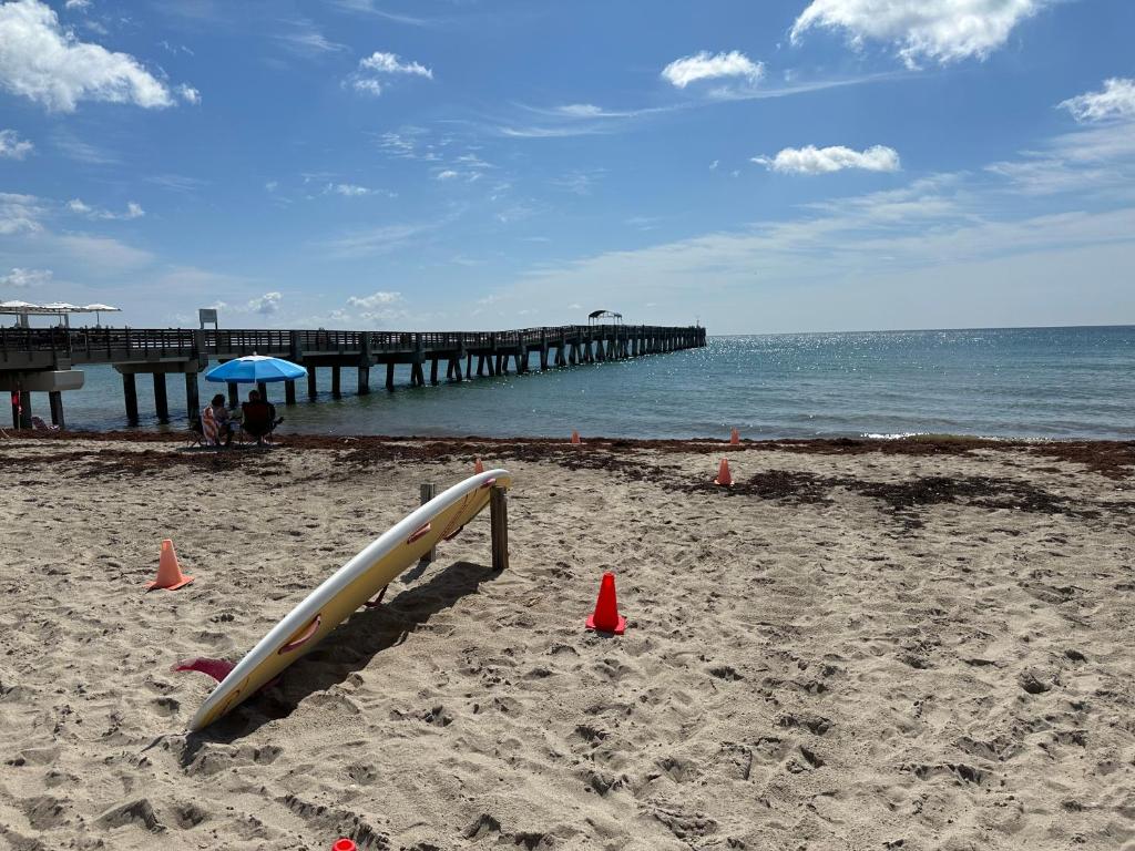 ARTIST BEACH RETREAT 5Min to Beach New Kitchen Fenced Backyard Patio Grill Firepit Driveway Parking photo