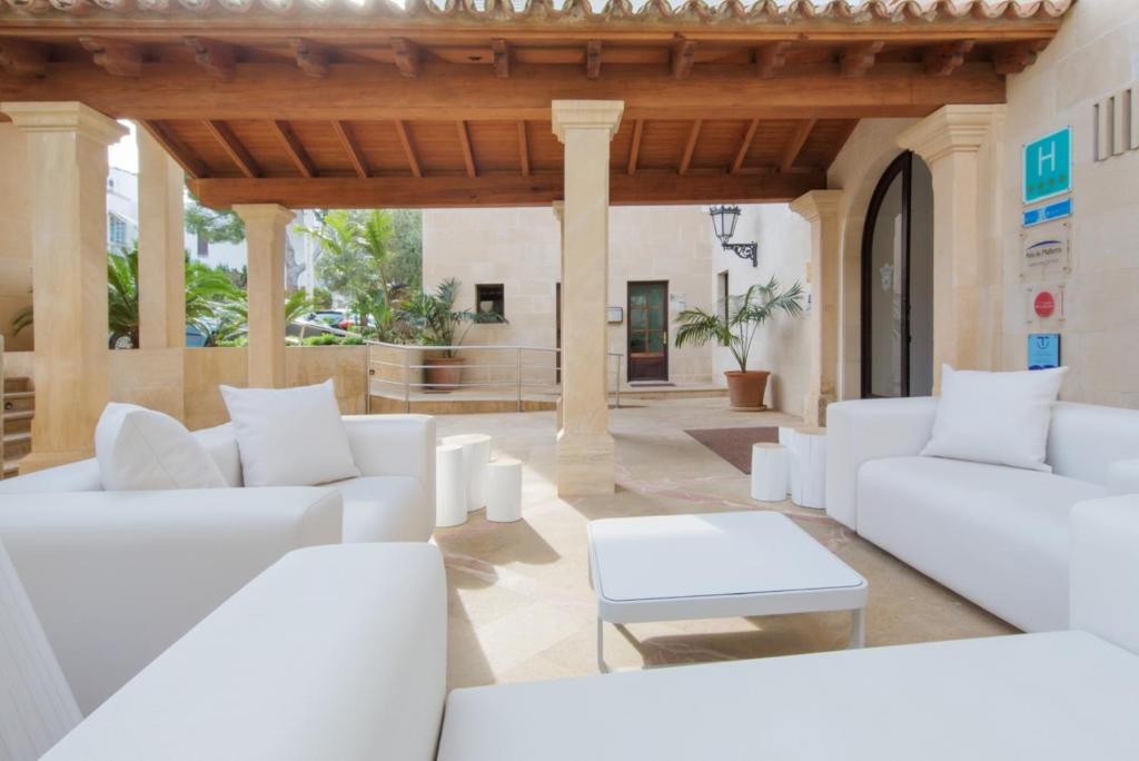 Hotel Illa d'Or & Club Apts 4* Sup — Hotel building in Puerto Pollensa, Balearic Islands