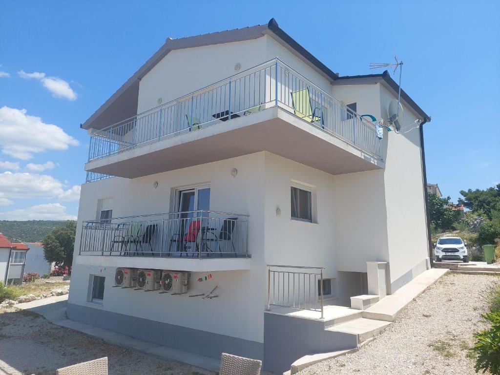 Apartments BruLo — Hotel in Rogoznica