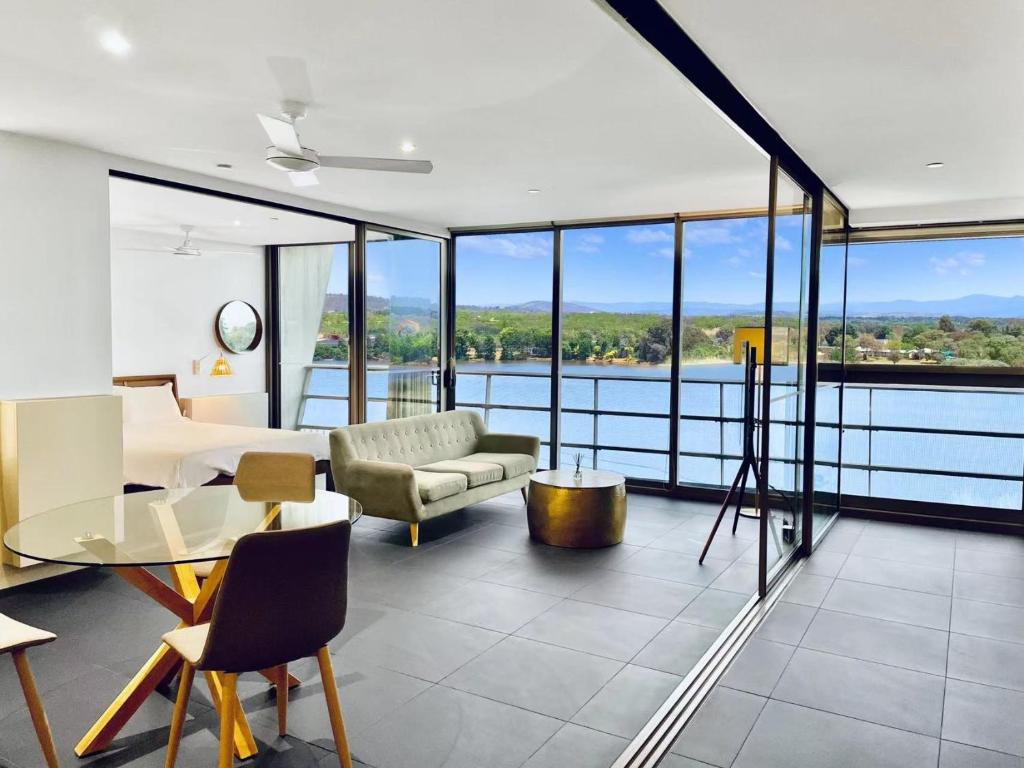 Nishi Holiday Apartments — Hotel in Canberra