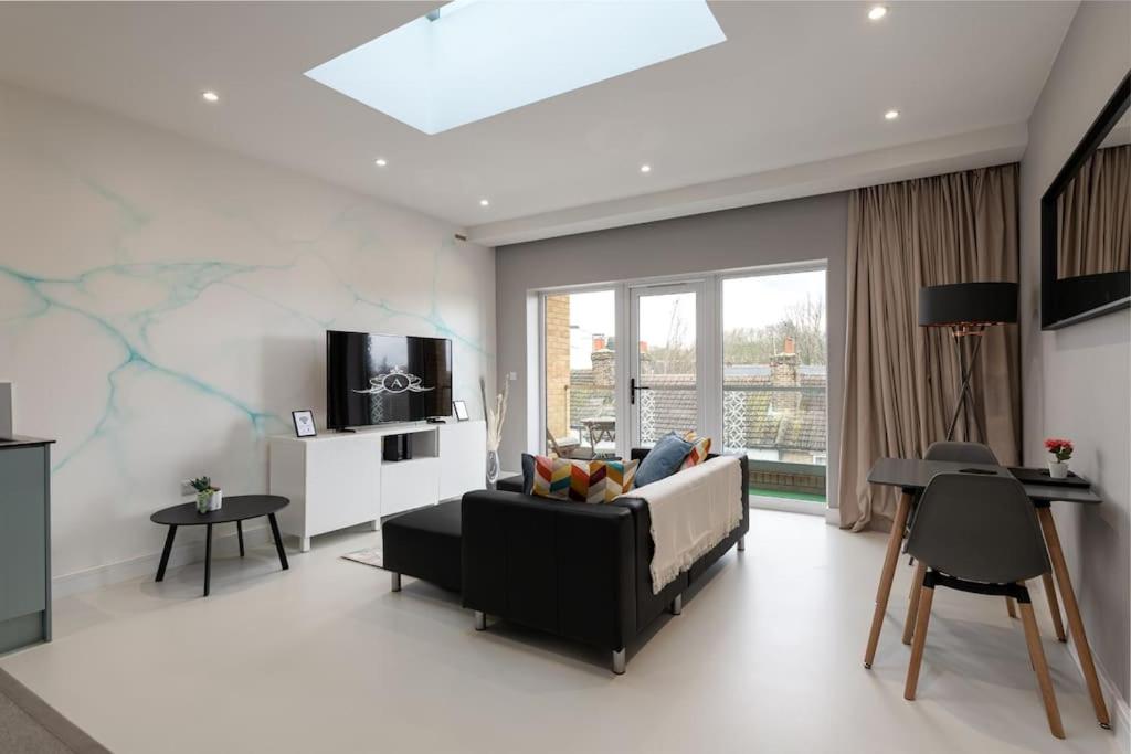 Work Hub - Easy Check-In, Fast WiFi, Peaceful Nights - Apartment 10, Gillingham