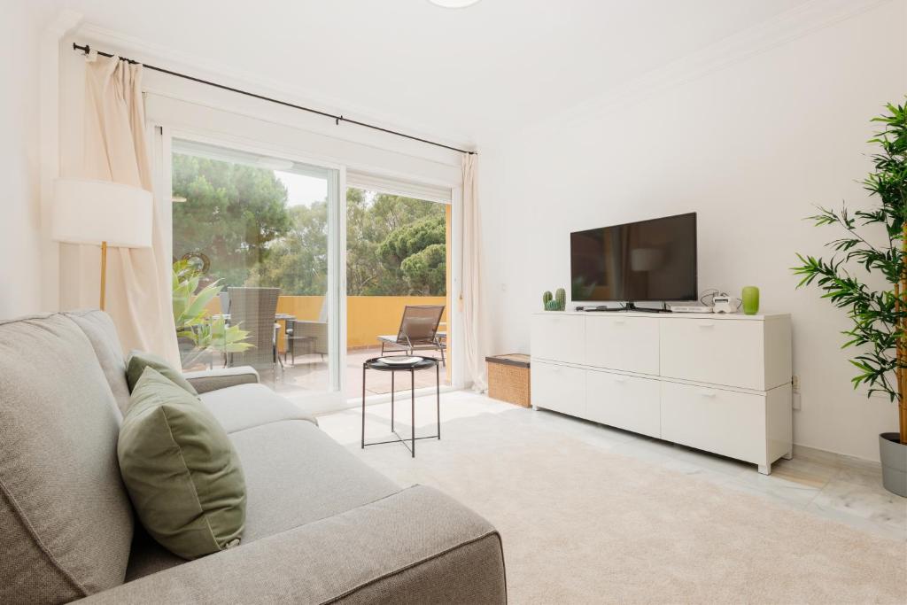 Apartment, close to beaches, restaurants and supermarkets, in urb. Marbella Park Beach, Elviria - 2