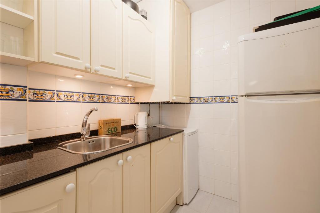 Apartment, close to beaches, restaurants and supermarkets, in urb. Marbella Park Beach, Elviria - 5