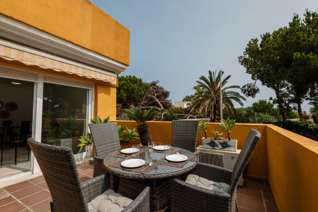 Apartment, close to beaches, restaurants and supermarkets, in urb. Marbella Park Beach, Elviria - 3