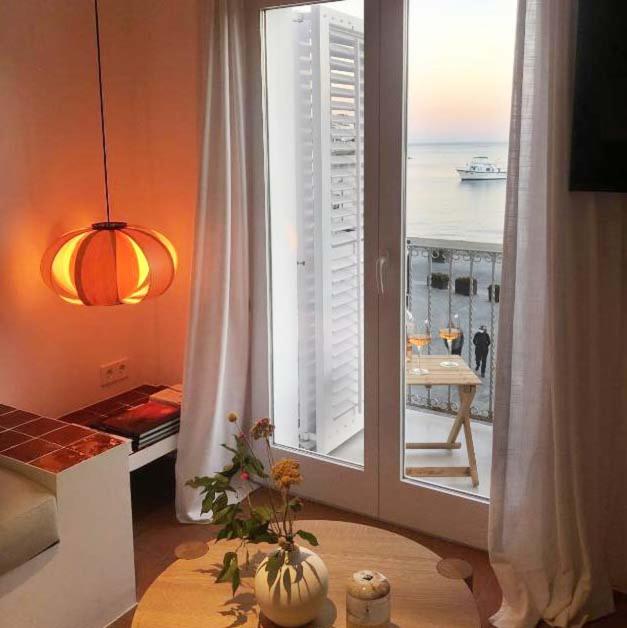 Beachfront SUITE in CADAQUES center, Cadaqués