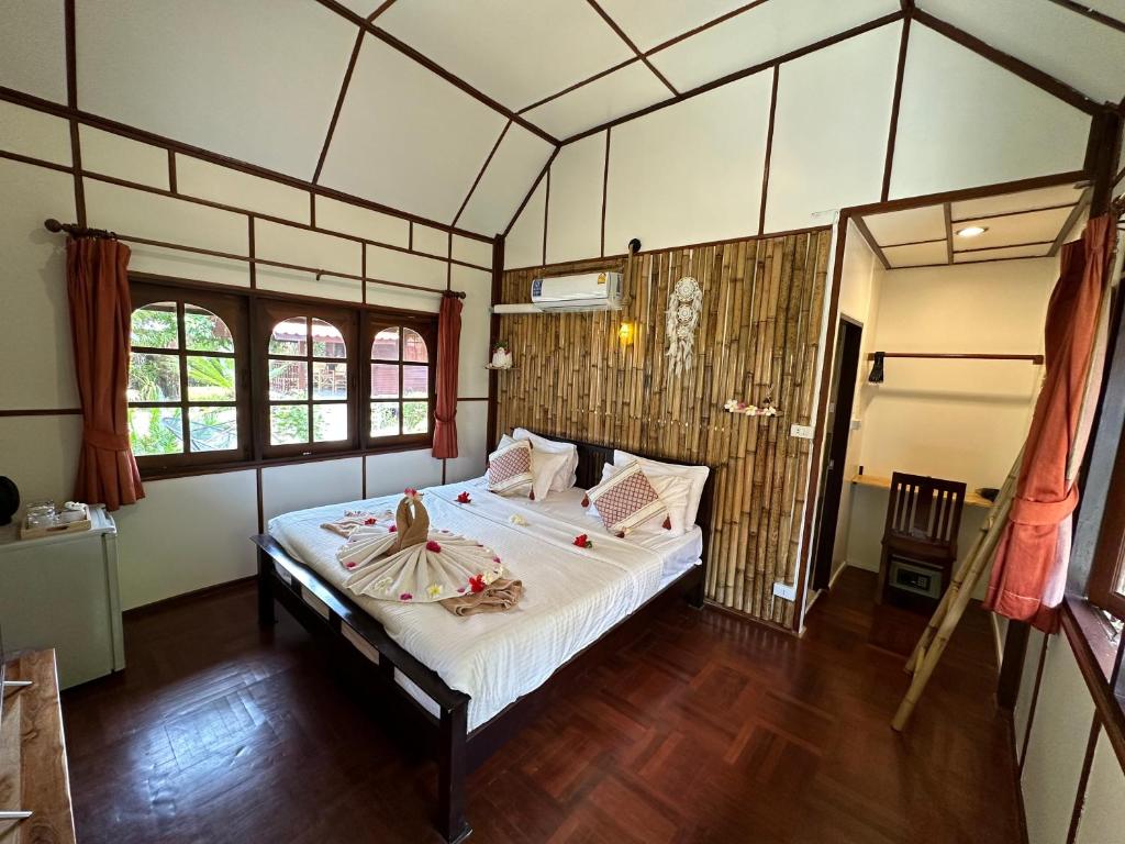 Bangrak Pier Bungalow photo