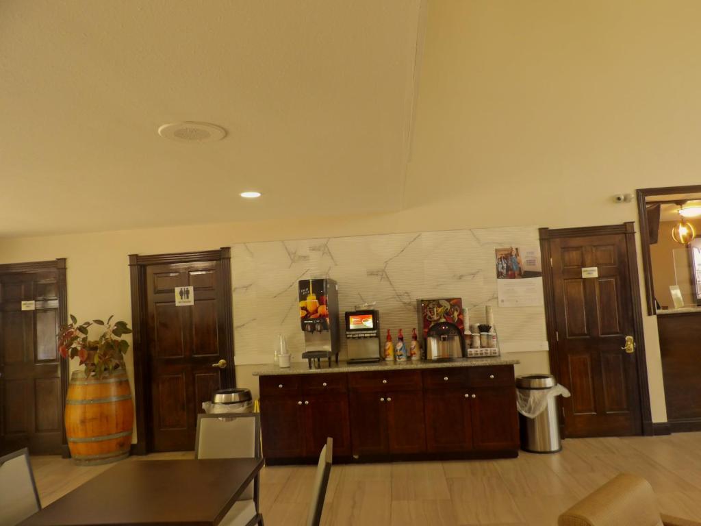 Super 8 By Wyndham Ocean Springs Biloxi photo