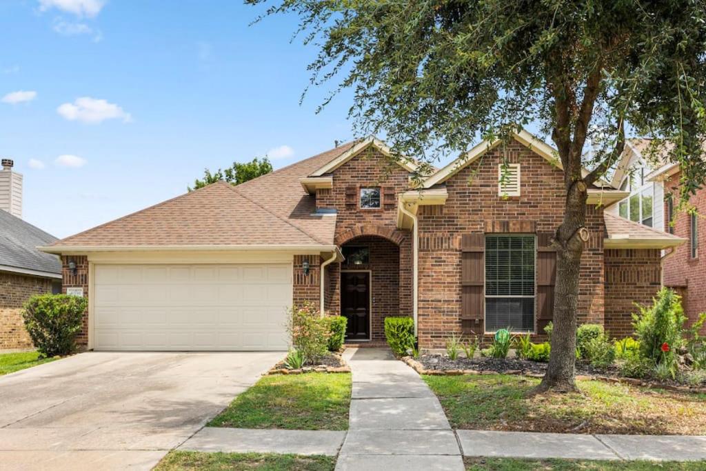 4BR Sleeps 9, Foosball, Patio, Near Race Park, Houston