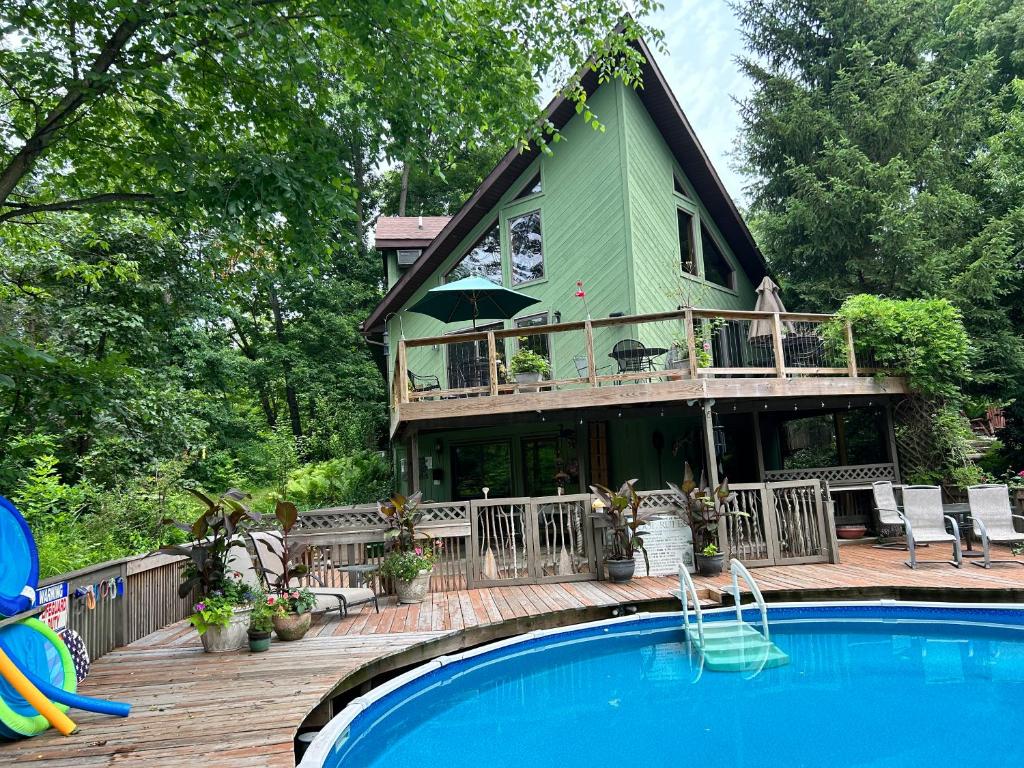 At Home In The Woods Bed and breakfast