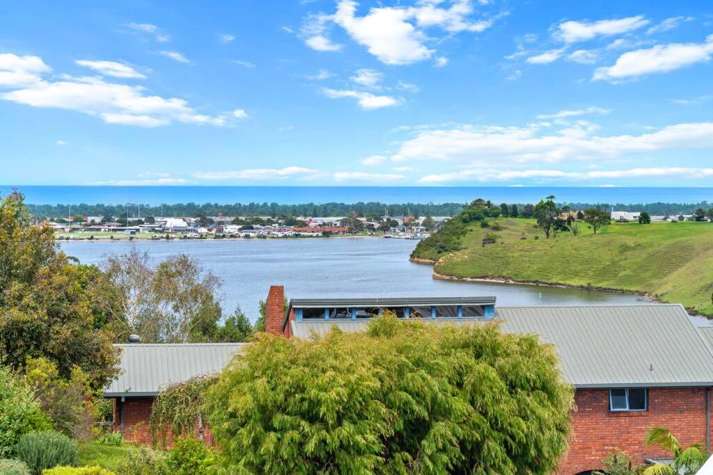 Sunset Retreat with Water Views, Lakes Entrance