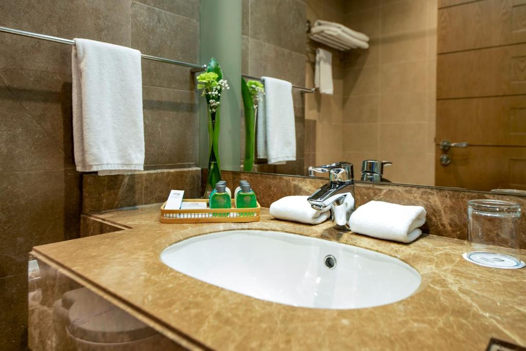 Marina Byblos Hotel — Hotel rooms in Dubai