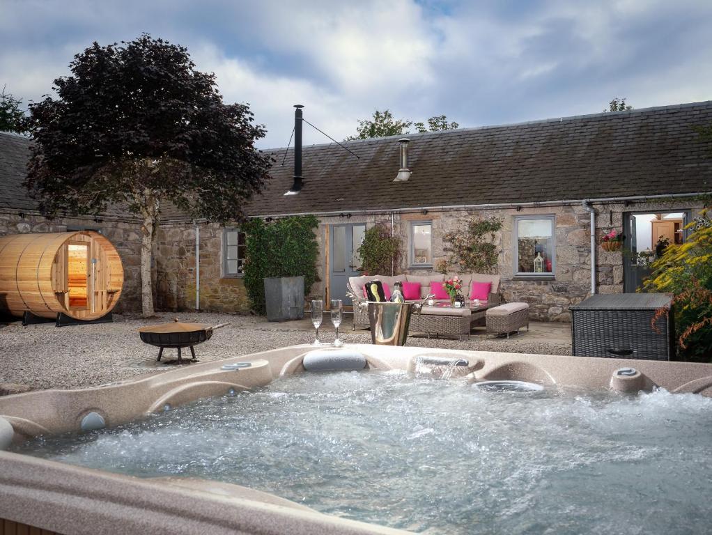 The Eagle's Nest - large house with hot tub and sauna, Boat of Garten