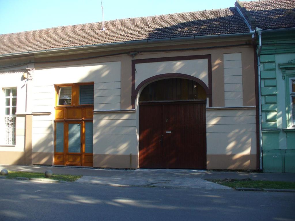Berta Apartman, Senta