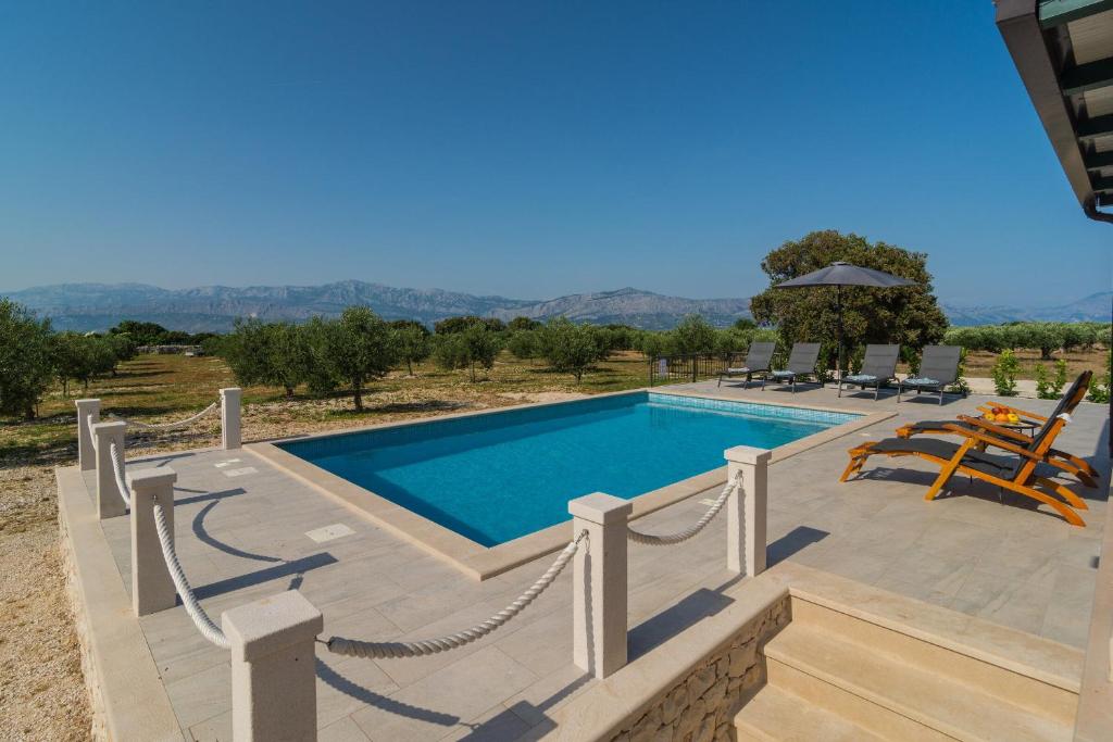 House Blato, Postira