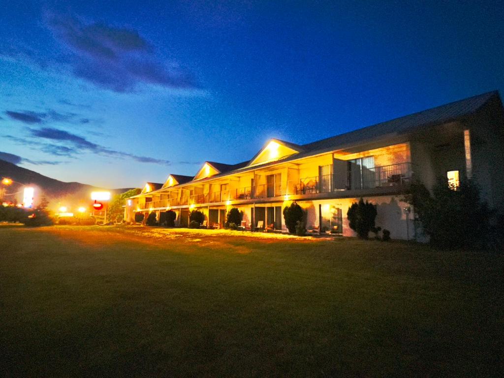 Monashee Motel