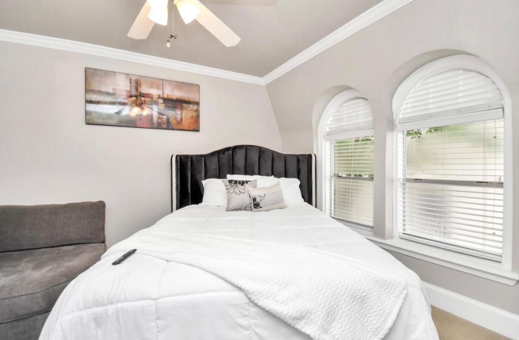 Stunning Private Room In Town Home