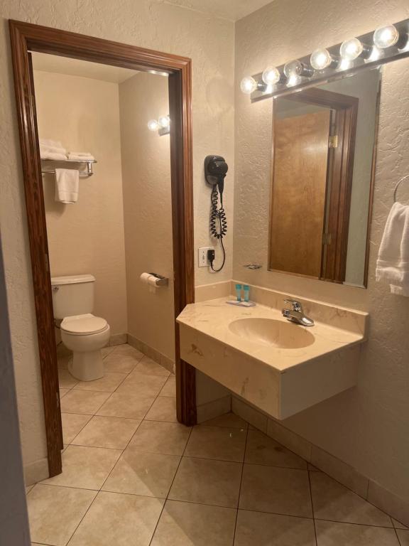 Red Carpet Inn Medford photo