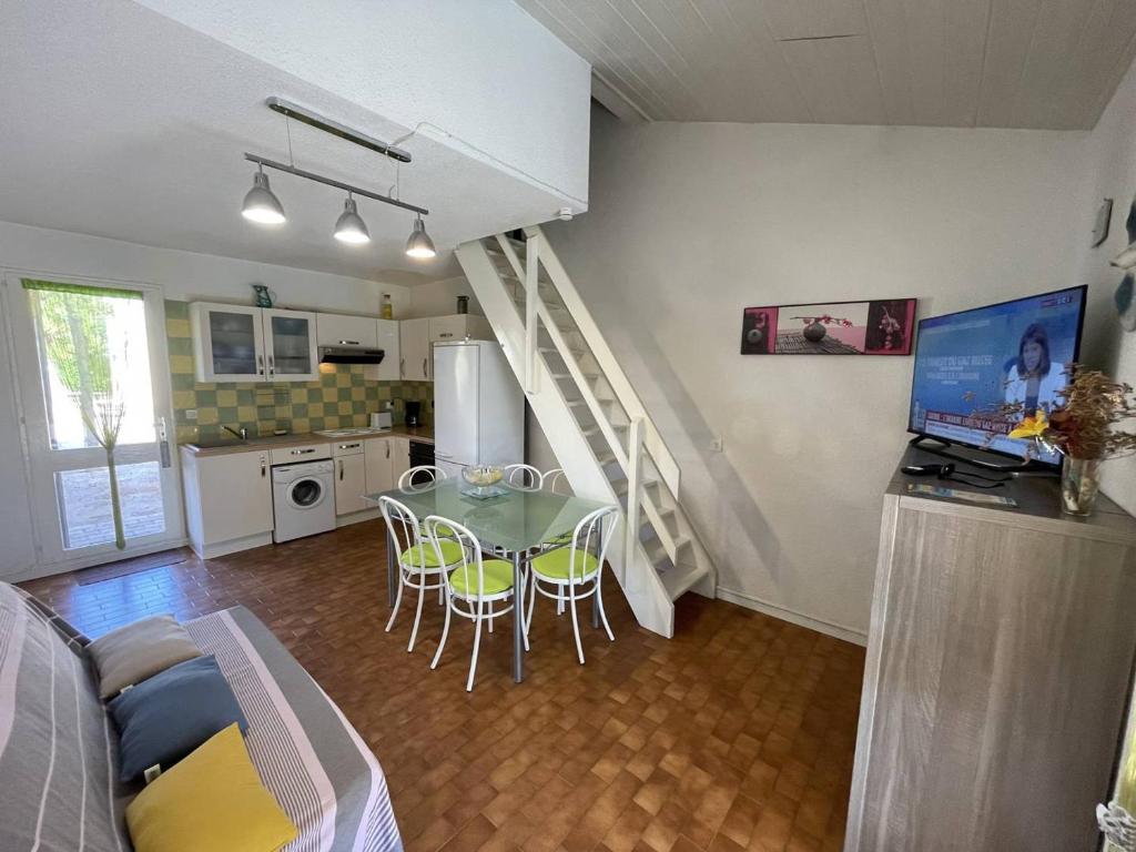 Jolie Villa 3 Pièces avec Véranda, Terrasse, Parking Sécurisé et Animaux Admis à Saint-Cyprien - FR-1-106-68 - 4