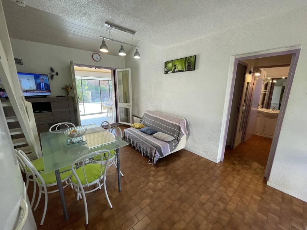 Jolie Villa 3 Pièces avec Véranda, Terrasse, Parking Sécurisé et Animaux Admis à Saint-Cyprien - FR-1-106-68 - 5
