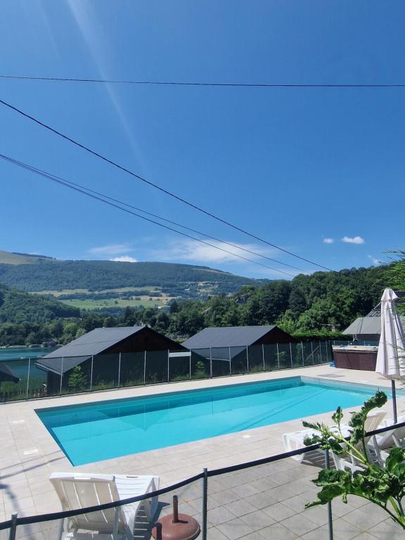 Chalet avec piscine et accès au lac