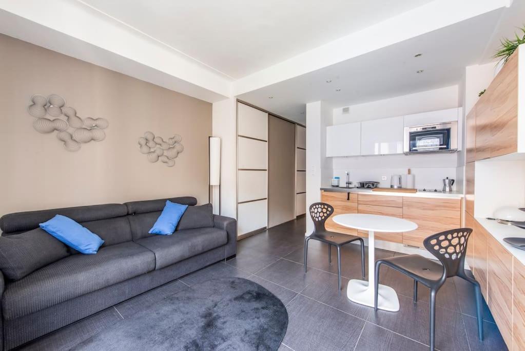 Balcony-Beautiful-Central-1 block beach-A.C-WIFI - 5