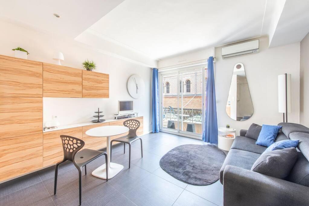 Balcony-Beautiful-Central-1 block beach-A.C-WIFI - 1
