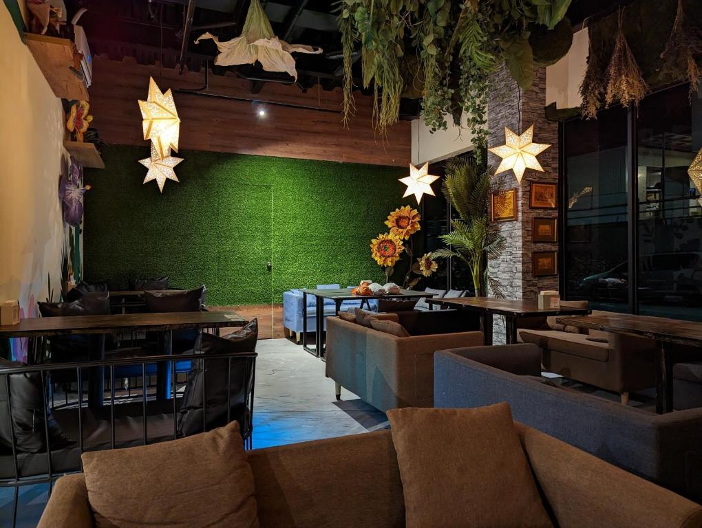 Shared lounge/TV area, Hide and Sea at Green Island in Green Island