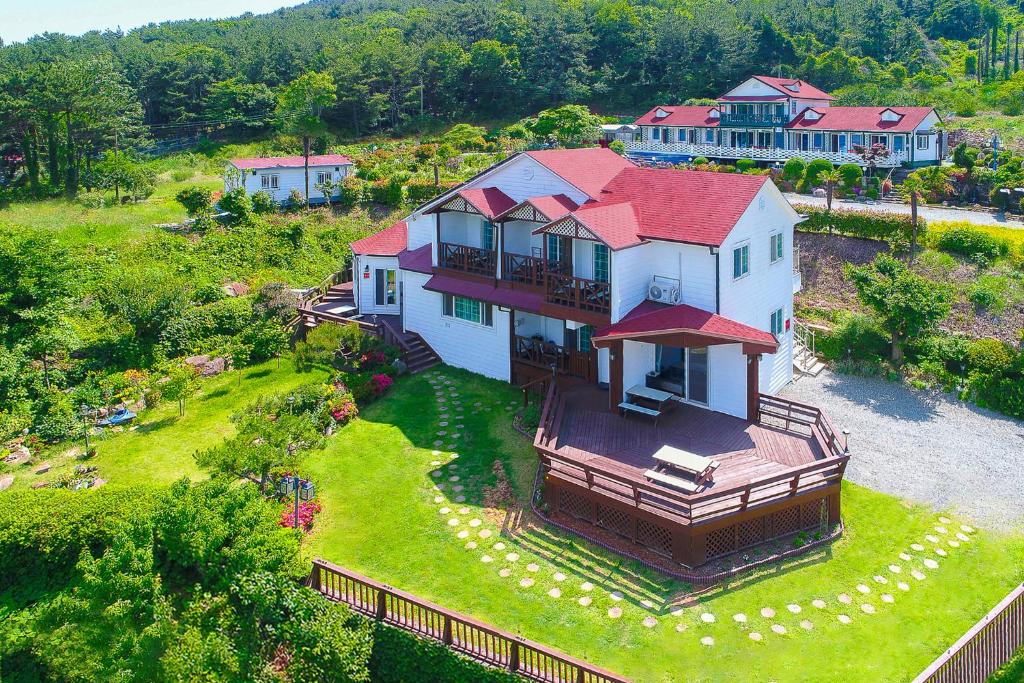 Travel Sketch Pension — Hotel in Geoje-si