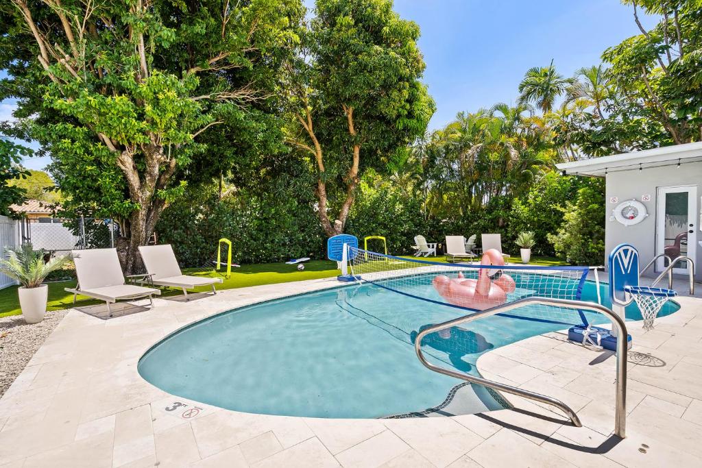 Incredible 4BR Home with Private Heated Pool — Hotel in Hallandale Beach (FL)