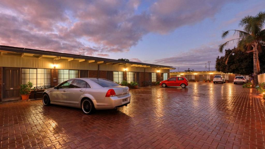 Oasis Motor Inn photo