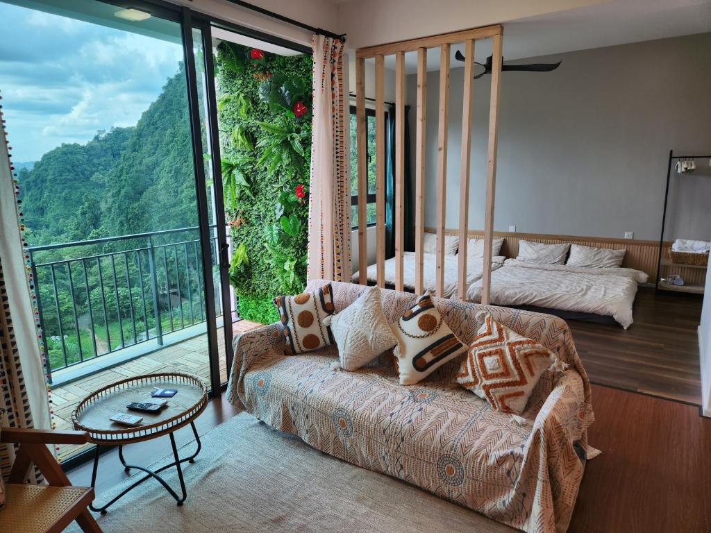Unique Boho Style Condo with NETFLIX for up to 5PAX - Enjoy Mountain View while swimming at the Infinity Pool & Natural Hotspring Pool, 2mins walk to the Lost World of Tambun, Water Themepark at IPOH, Ipoh
