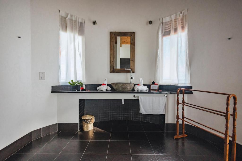 Bathroom, Villas de Jardin Seychelles - Self Catering in Seychelles Islands