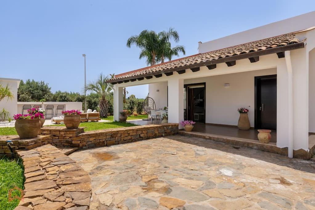 Posh villa with pool & jacuzzi - 2