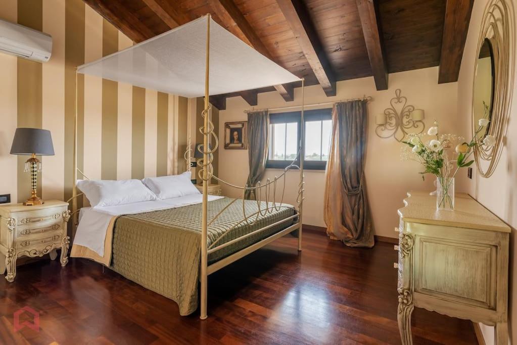 Posh villa with pool & jacuzzi - 3