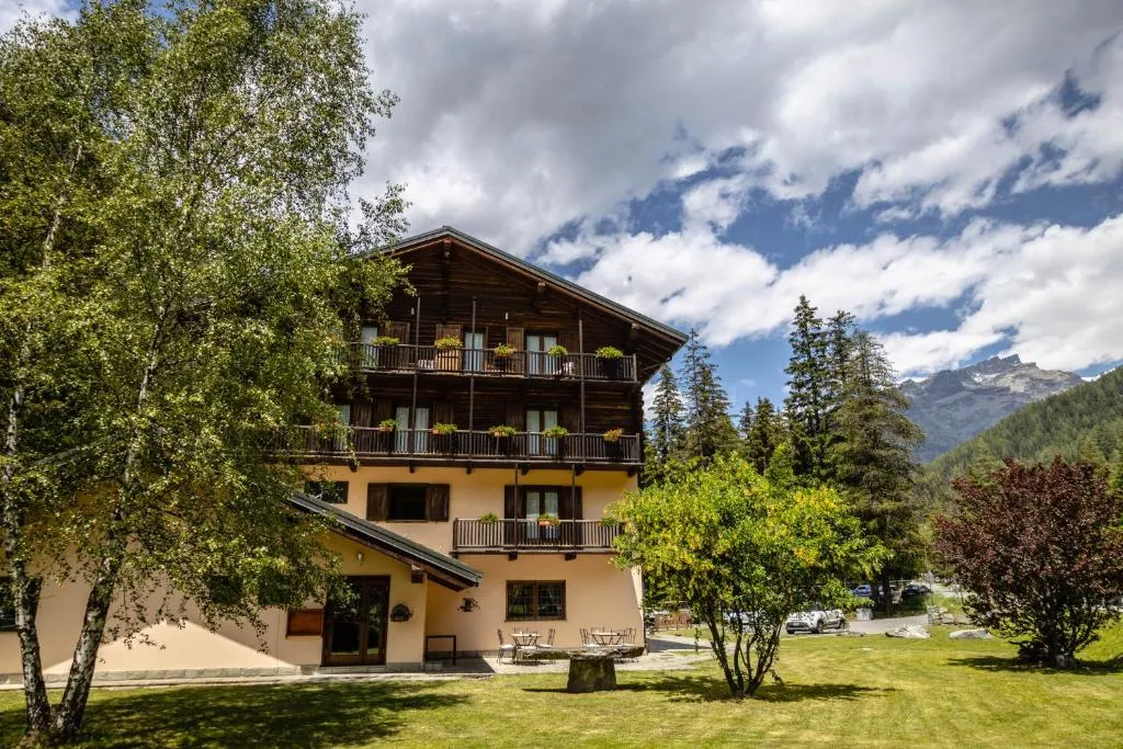 Alpine Forest Hotel, hotel in Champoluc
