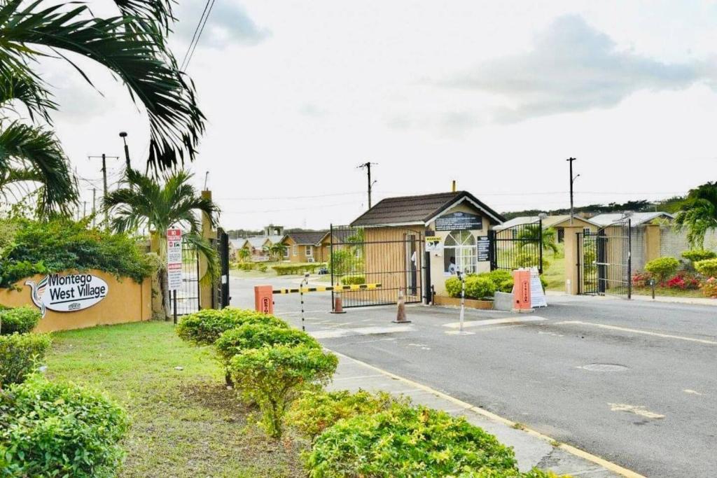 The Rest Stop Front- 15 mins from MBJ/24hr Security, Montego Bay