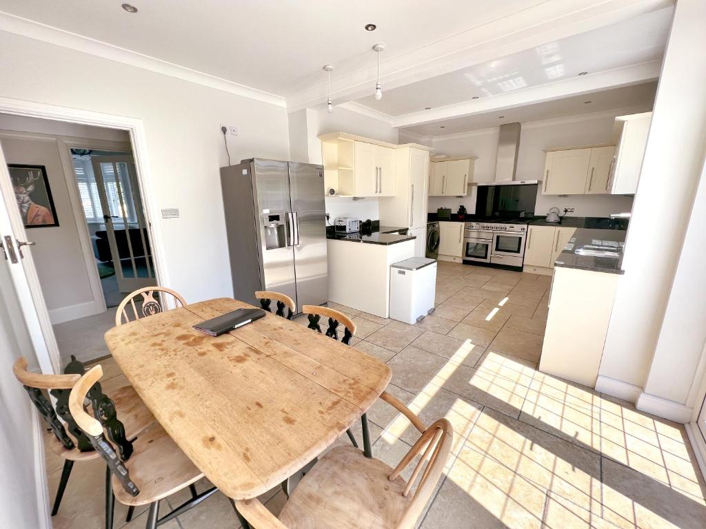 Four Bedroom Family Abode Bournemouth - photo 3