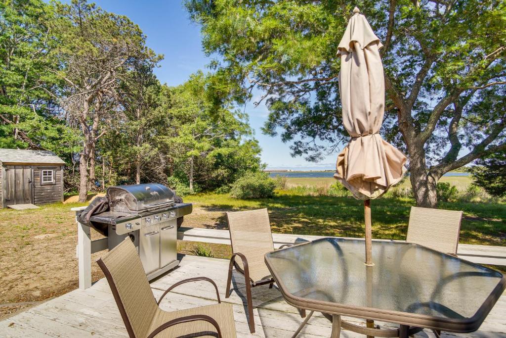 Charming West Yarmouth Cottage - Walk to Beach