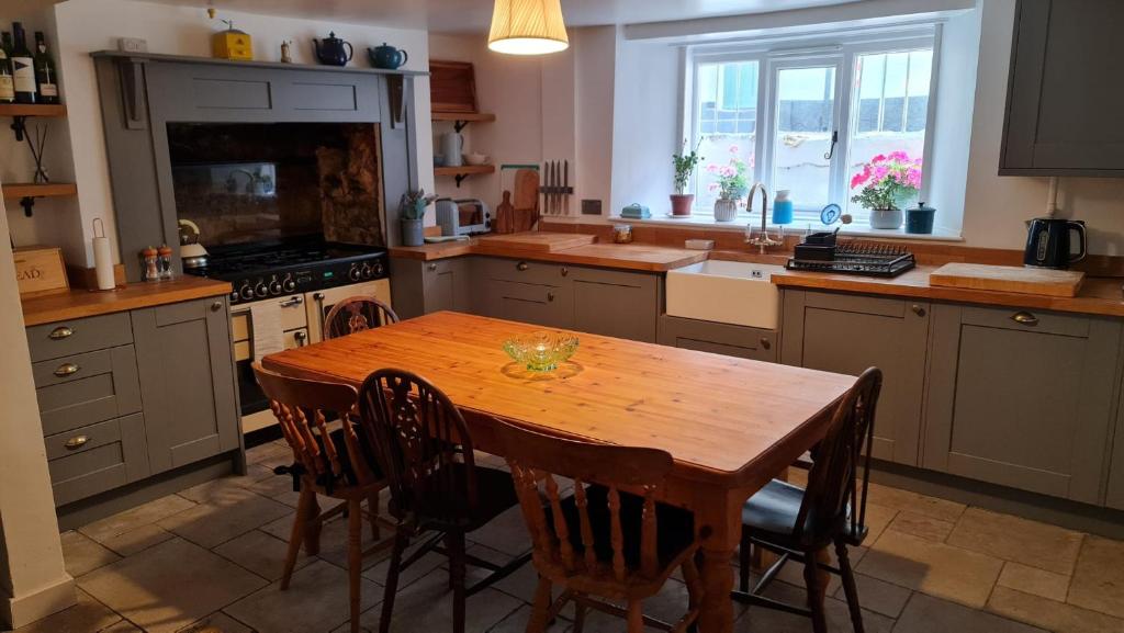 Blue Ensign Cottage, Weymouth - pet-friendly stay