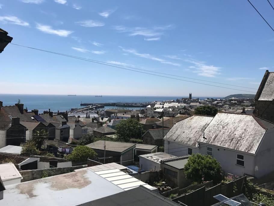 Modern Studio Apartment with harbour views, Penzance