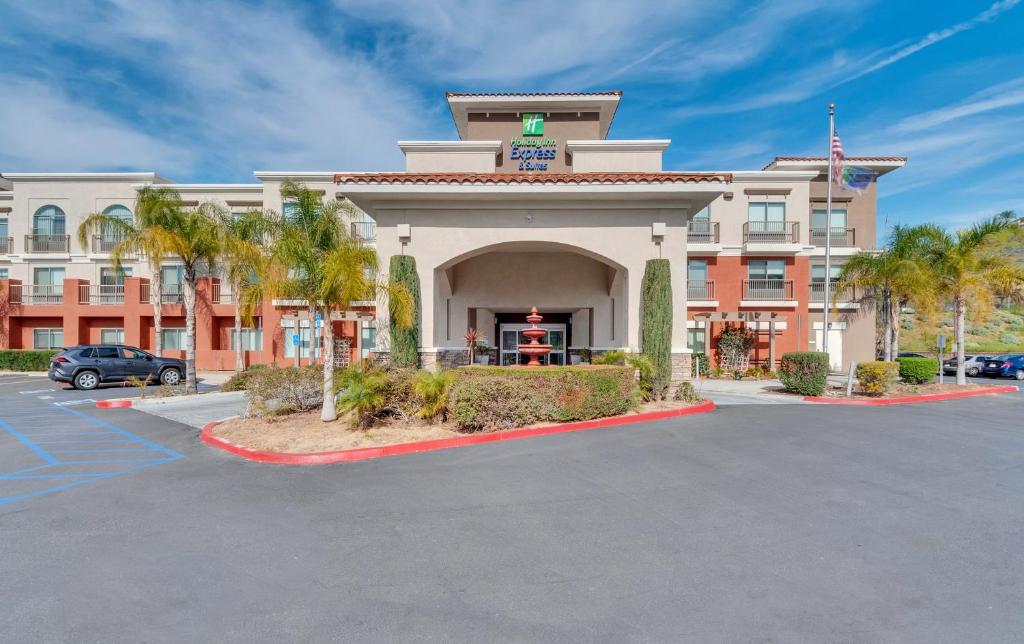Holiday Inn Express Hotel & Suites Lake Elsinore photo