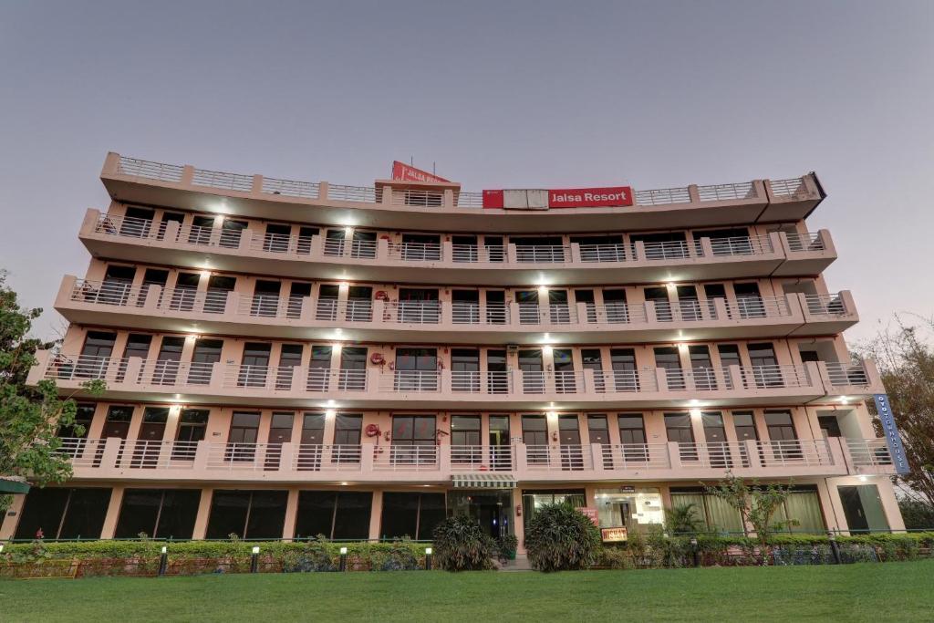 Super OYO Townhouse 973 Jalsa Resort photo