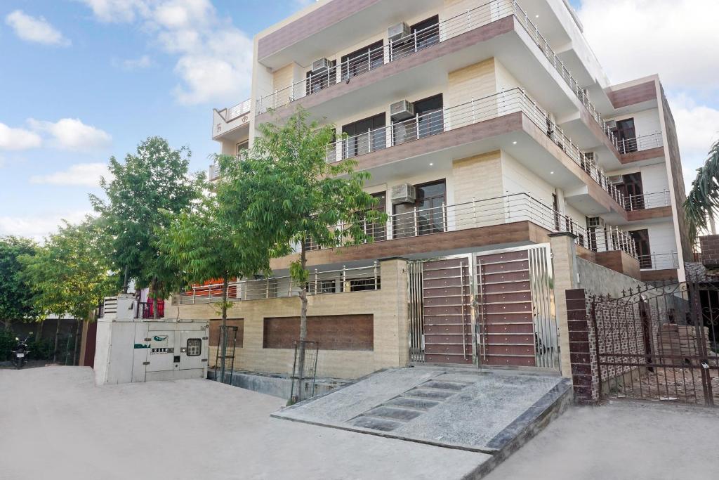 OYO 37169 Hotel Quadis photo
