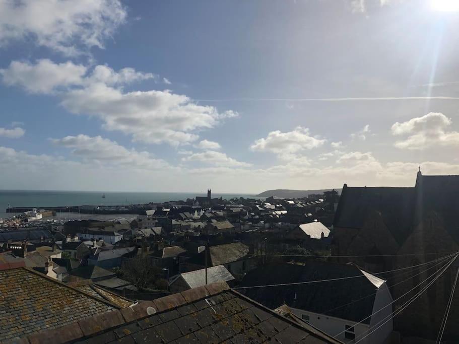 Modern Attic Studio Apartment with harbour views, Penzance