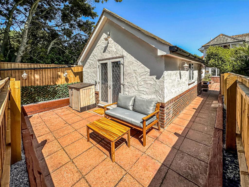 The Annex - Unparalleled Beach Front Luxury Accommodation - Private South West Facing Patio Area - Pet Friendly - Sky - Netflix - Super Fast WI-FI - Stones Throw To The Beach, Southbourne