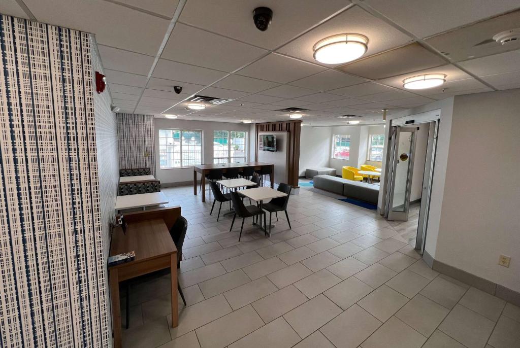 Microtel Inn & Suites by Wyndham Charlotte/Northlake, Charlotte