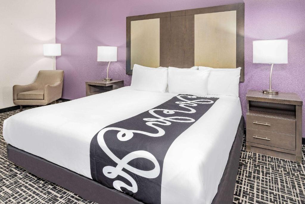 La Quinta Inn & Suites by Wyndham Norfolk Airport photo