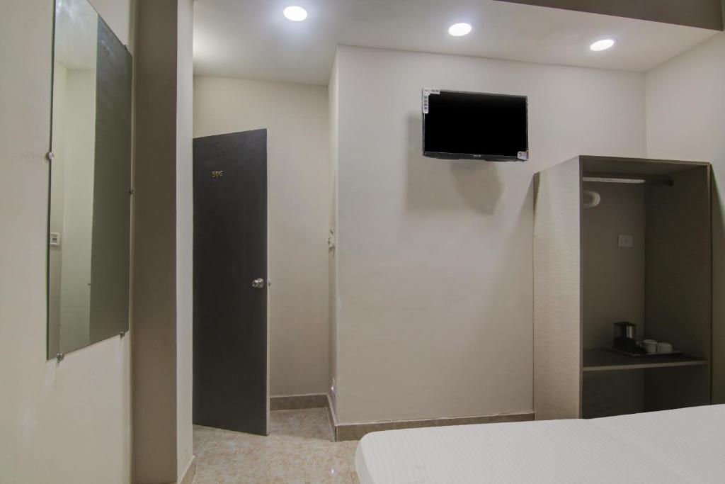 Super OYO Hotel Regency Near Acropolis Mall photo