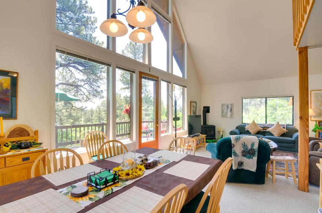Pagosa Springs Chalet with Mtn Views Near Downtown 전경