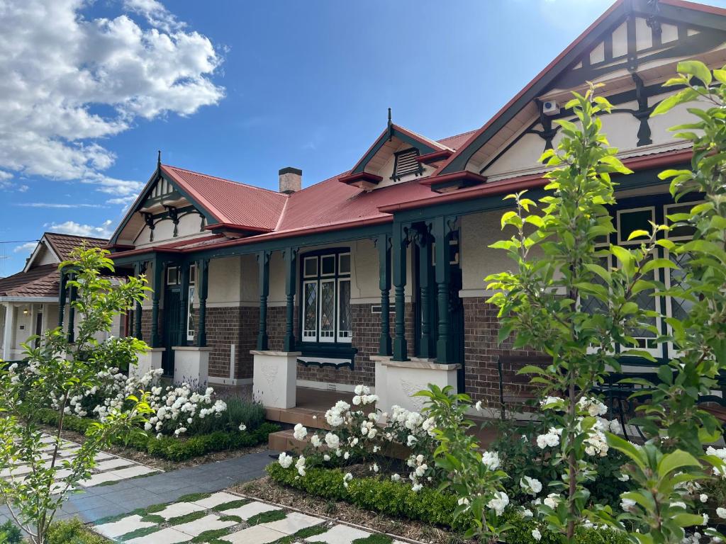 Middlesex - Your home away from home, Orange